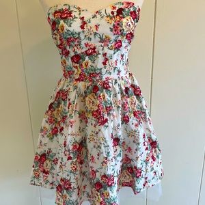 Strapless Pura Vida dress size 6/  floral print/ tulle/ side zipper/ like new